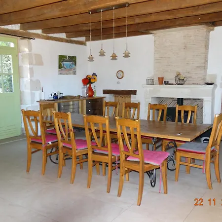 Domaine De La Maison D'aum 펜션 Bourrou